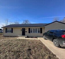 222 S Vine St in Blanchester, OH - Building Photo