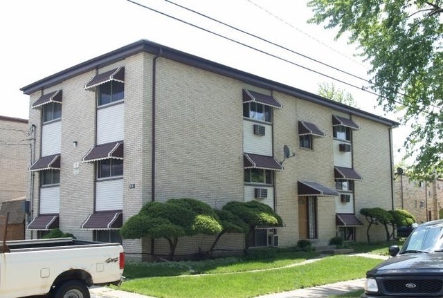 8292 W Elizabeth Ave in Niles, IL - Building Photo