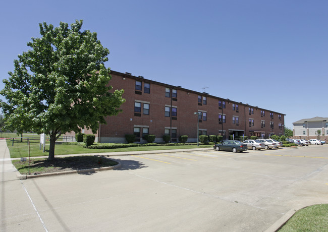 Crescent Manor Apartments in Mesquite, TX - Building Photo - Building Photo