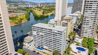 445 Kaiolu St in Honolulu, HI - Building Photo