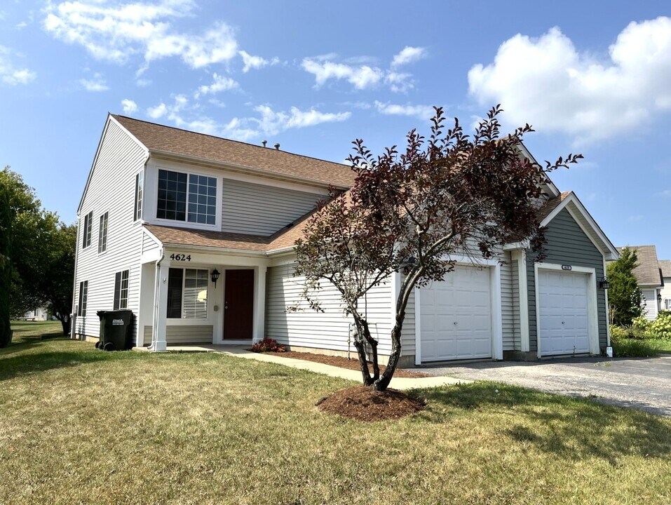 4624 Courtney Dr in Lake In The Hills, IL - Foto de edificio