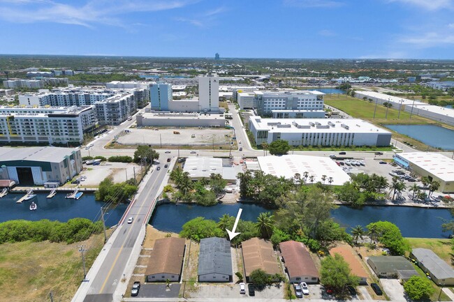 105 NW 14th Way in Dania Beach, FL - Foto de edificio - Building Photo