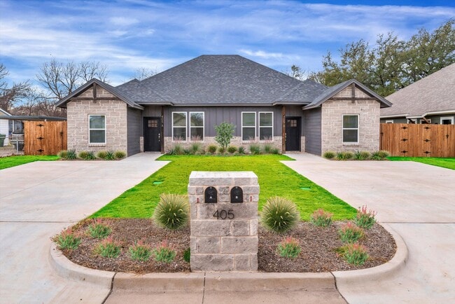 405 Lake View St in Glen Rose, TX - Building Photo - Building Photo