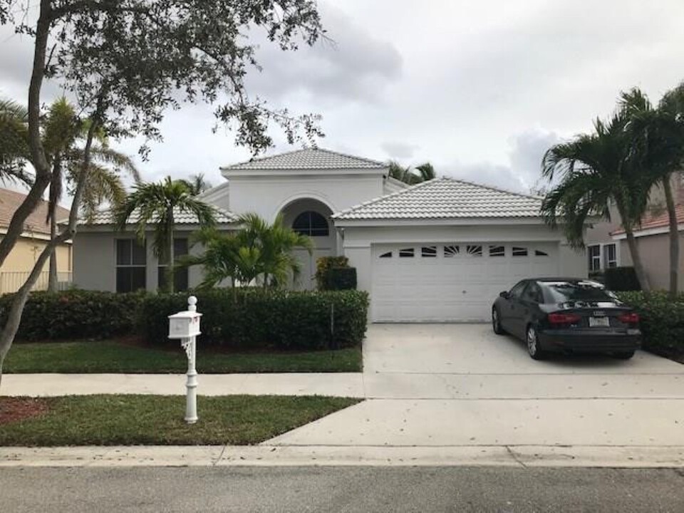 544 Cascade Falls Dr in Weston, FL - Building Photo