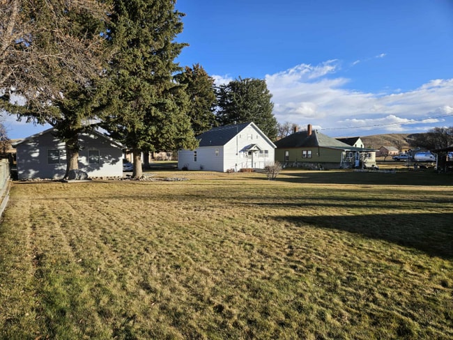 17 Broadway St in Willow Creek, MT - Building Photo - Building Photo