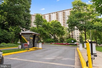 5225 Pooks Hill Rd in Bethesda, MD - Building Photo - Building Photo