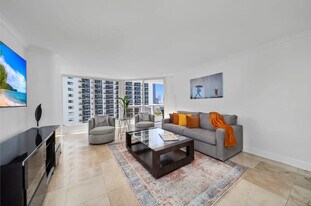 1717 N Bayshore Dr in Miami, FL - Building Photo