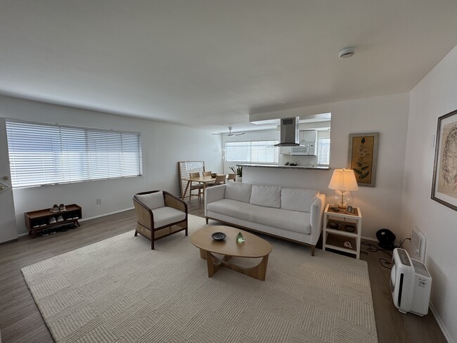 1322 Amethyst St, Unit Unit D in Redondo Beach, CA - Building Photo - Building Photo