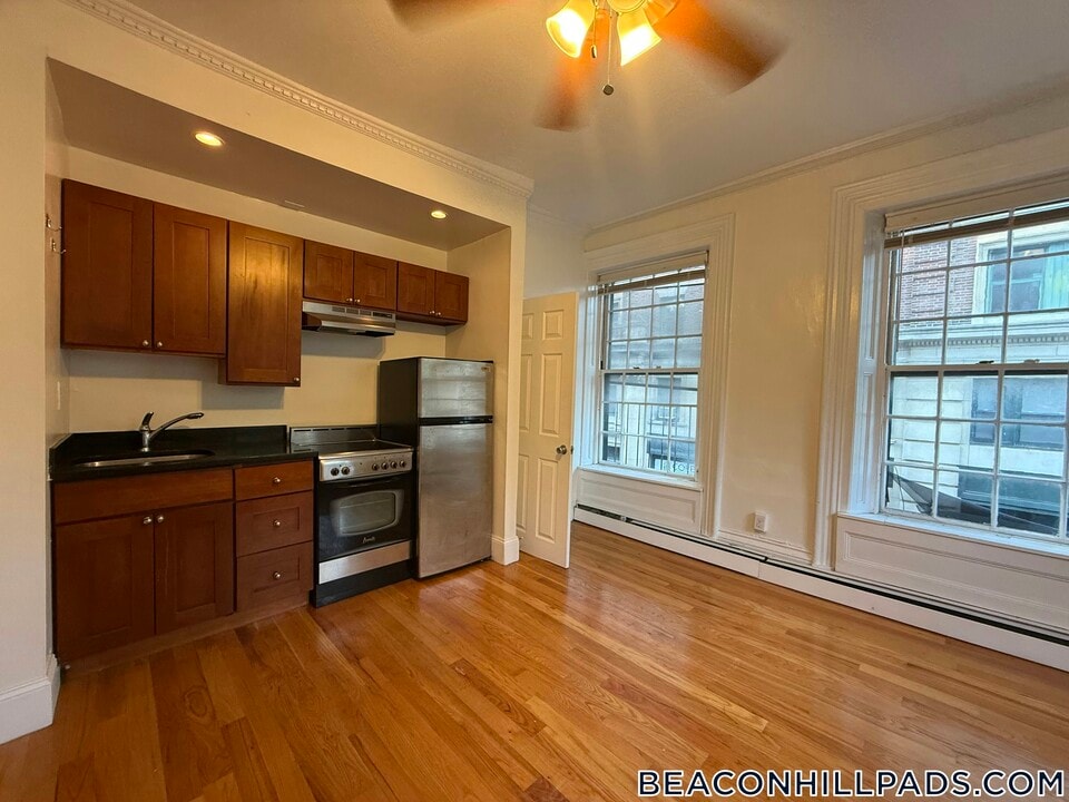 24 Joy St in Boston, MA - Building Photo