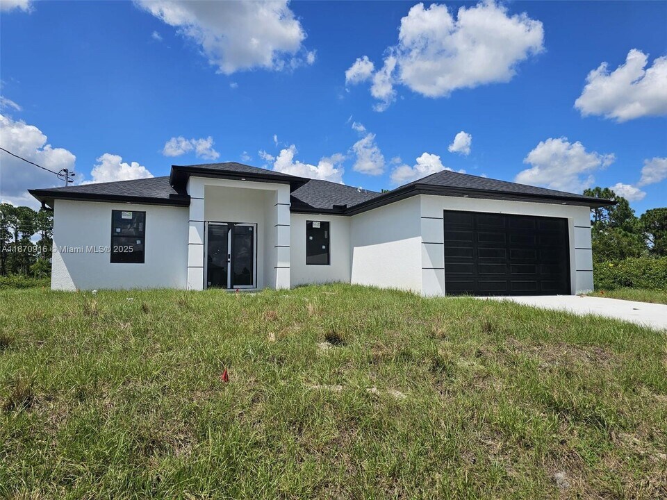 3304 67th St W in Lehigh Acres, FL - Building Photo