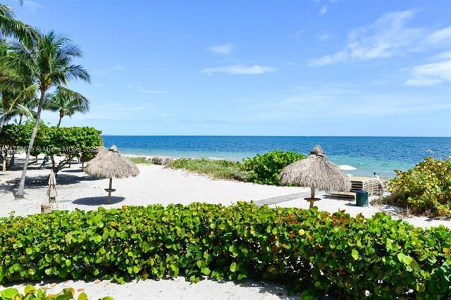 1121 Crandon Blvd, Unit D206 in Key Biscayne, FL - Foto de edificio - Building Photo