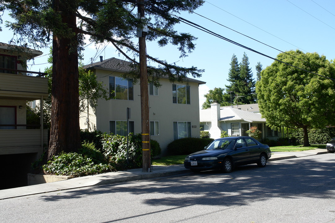 923 Menlo Ave in Menlo Park, CA - Foto de edificio