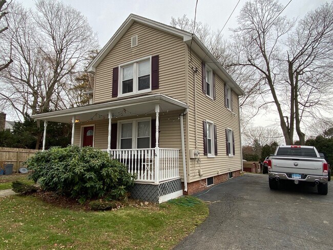 130 Maple St in Branford, CT - Building Photo - Building Photo