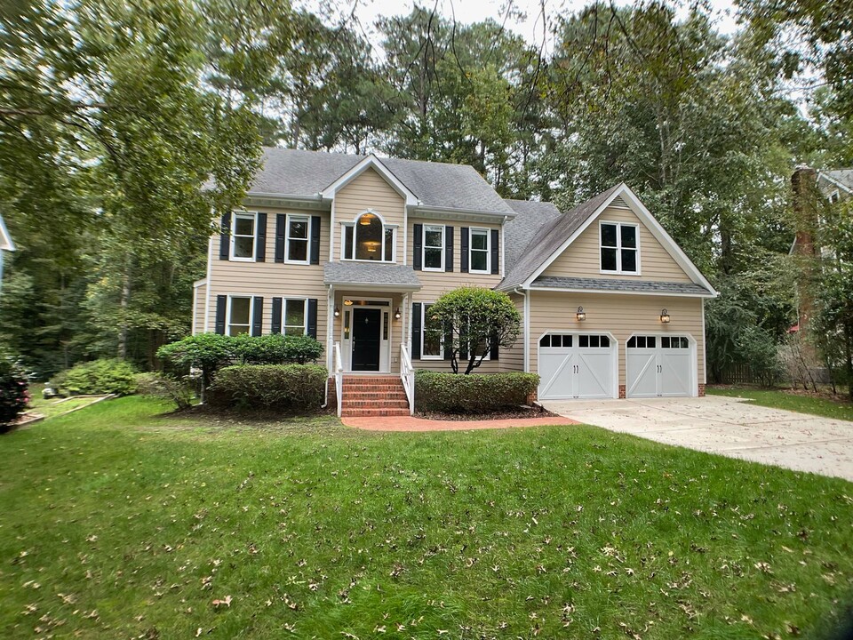 2112 Carriage Way in Chapel Hill, NC - Building Photo