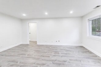 6882 W Touhy Ave in Niles, IL - Building Photo - Building Photo