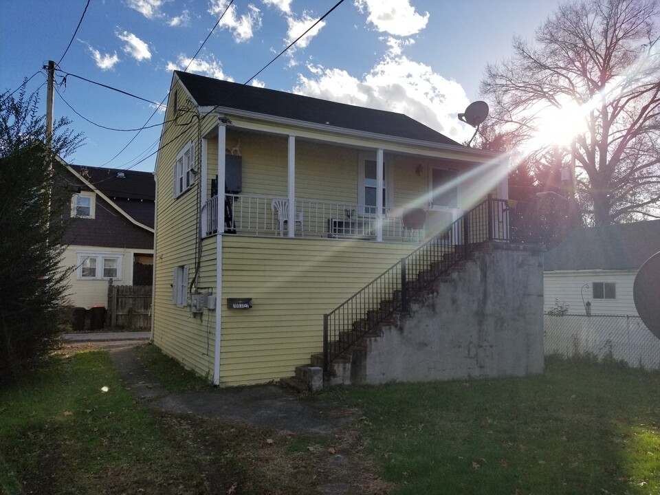 1003 W Virginia Ave, Unit A in Dunbar, WV - Foto de edificio