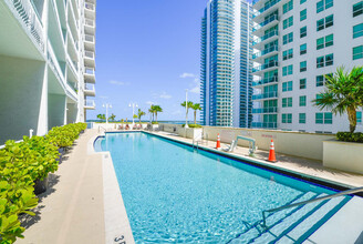 1200 Brickell Bay Dr in Miami, FL - Building Photo - Building Photo