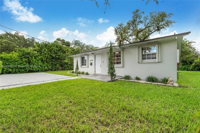 6198 SW 63rd St in South Miami, FL - Building Photo - Building Photo