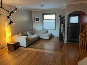 1 Bedroom in Shared House. in Toronto, ON - Building Photo - Building Photo