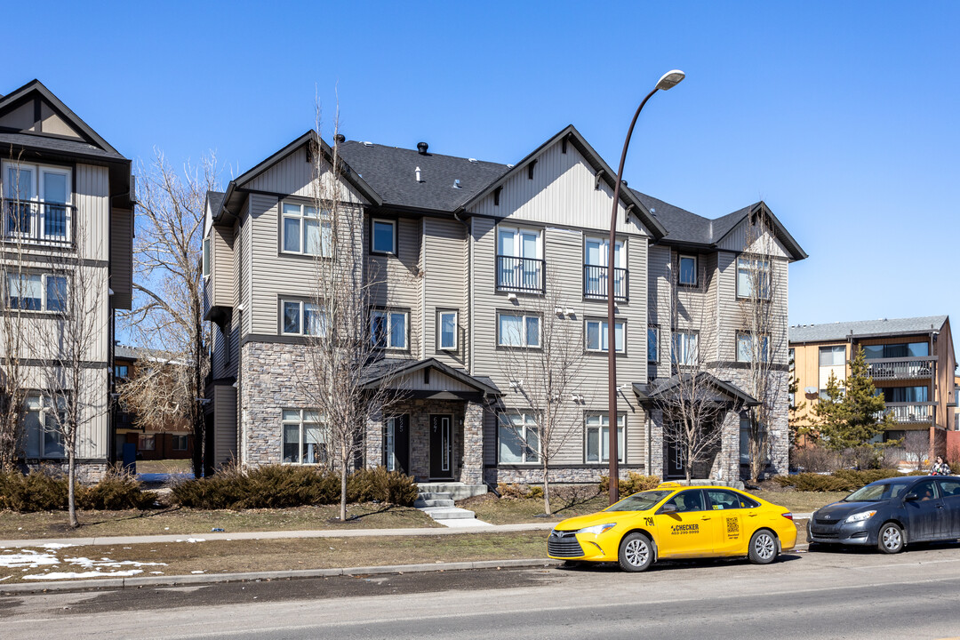 Applewood Townhomes in Calgary, AB - Building Photo