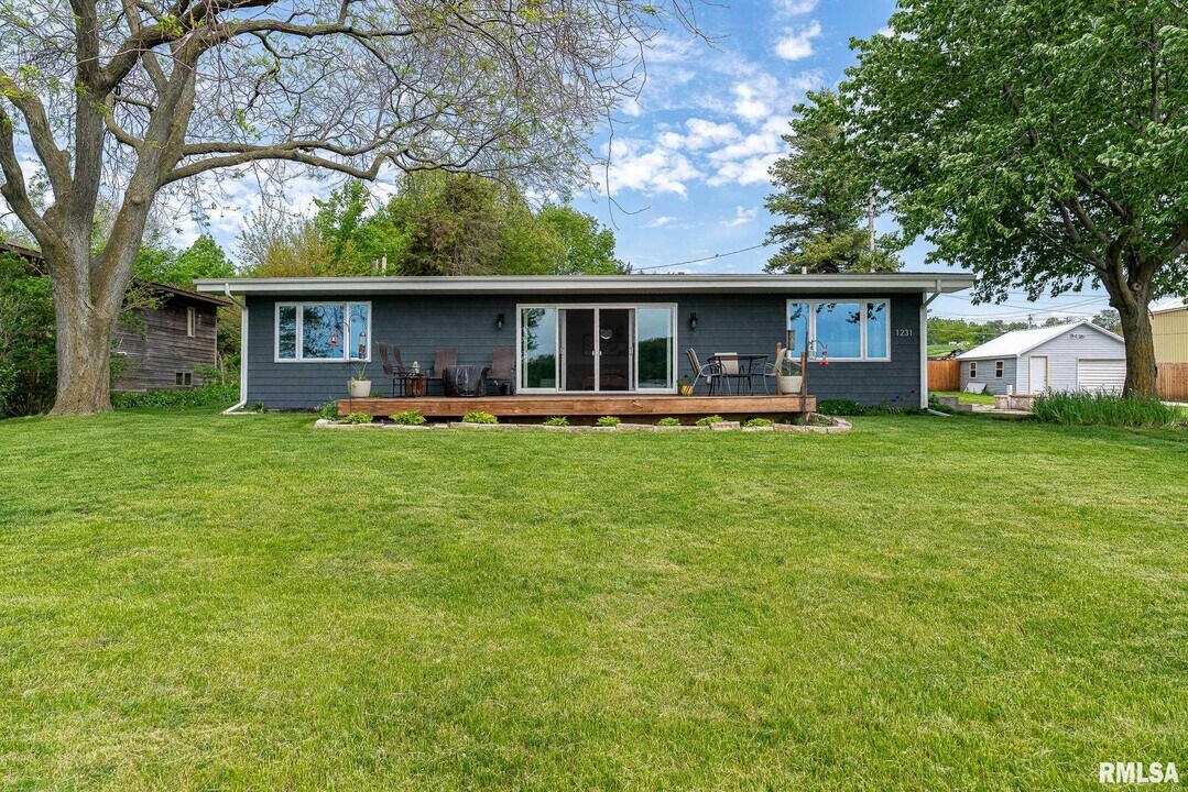 1231 Canal Shore Dr SW in Le Claire, IA - Foto de edificio