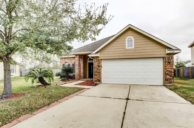 2301 Wimberly Dr in Deer Park, TX - Building Photo - Building Photo