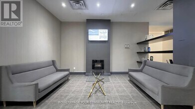 225 Wellesley St E in Toronto, ON - Building Photo - Building Photo