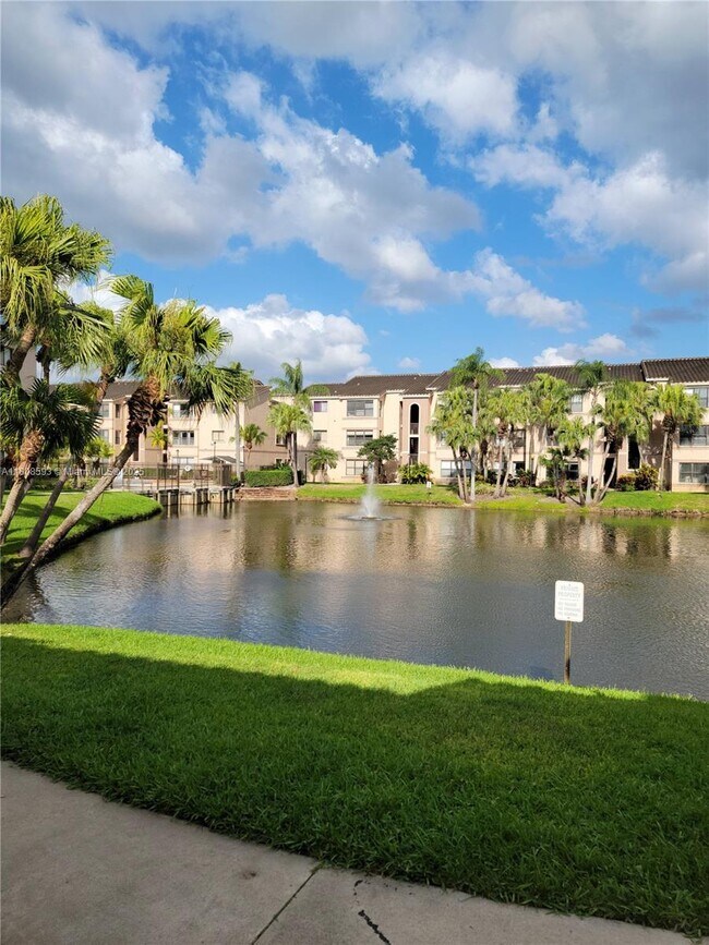 2846 S University Dr in Davie, FL - Building Photo - Building Photo