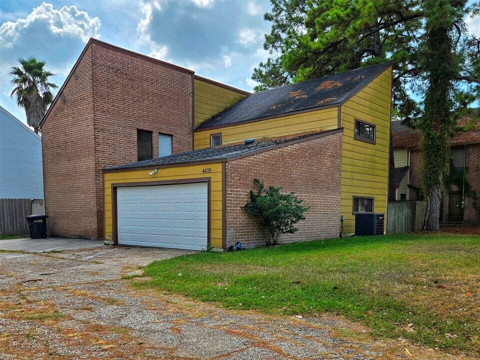 4429 W Cypress Villas Dr in Spring, TX - Building Photo