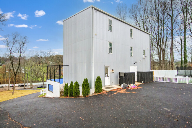 17806 Dry Mill Rd in Leesburg, VA - Building Photo - Building Photo