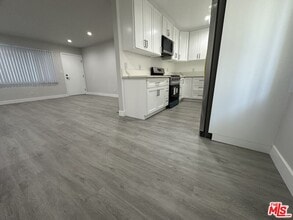 1118 S Holt Ave in Los Angeles, CA - Building Photo - Building Photo