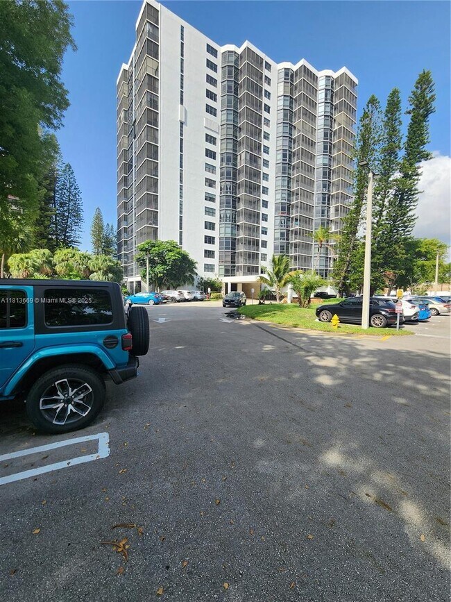 20100 W Country Club Dr in Aventura, FL - Building Photo - Building Photo