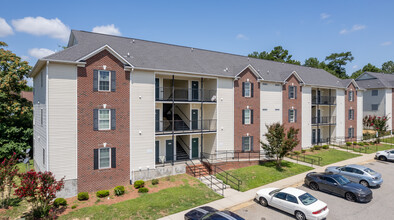 Village Chase Apartments in Fayetteville, NC - Foto de edificio - Building Photo