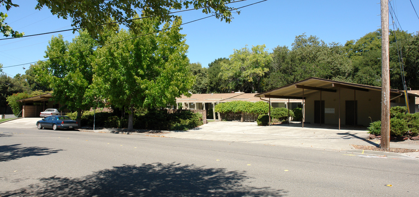 2701 Tachevah Dr in Santa Rosa, CA - Building Photo