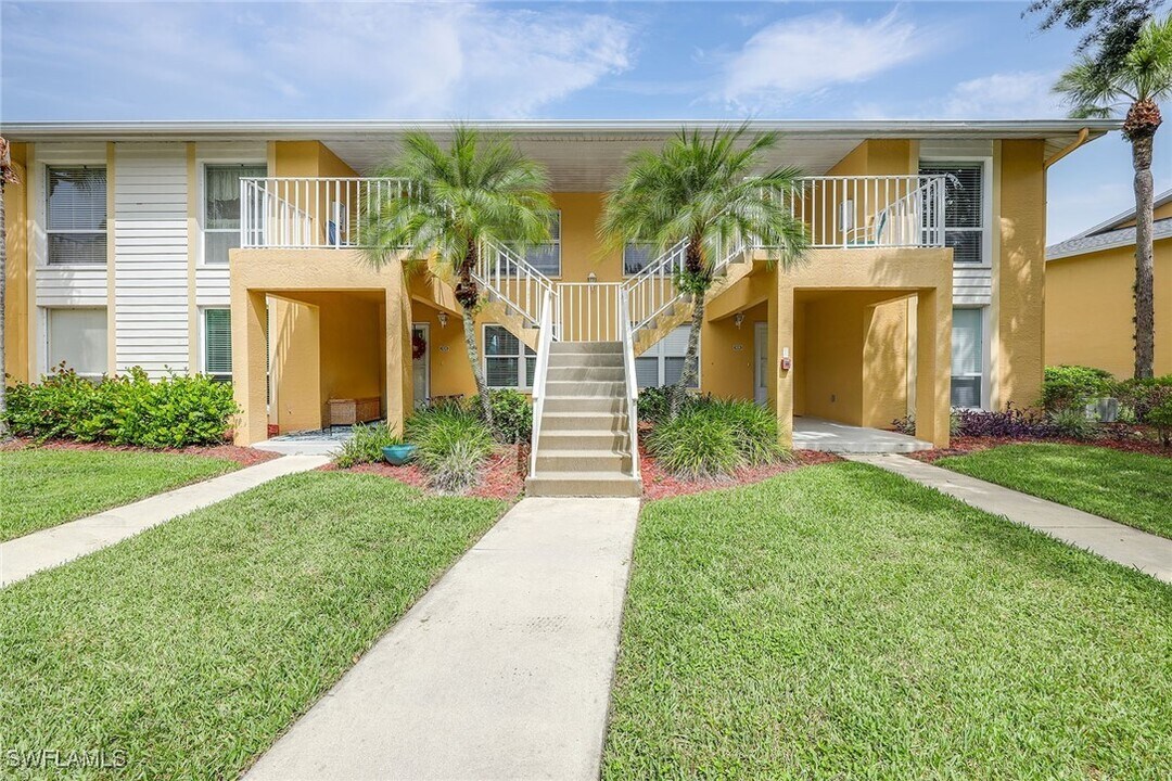 1210 Yesica Ann Cir in Naples, FL - Foto de edificio