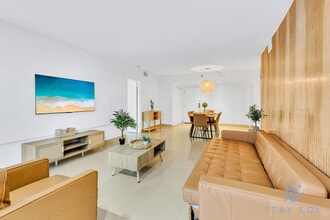 5225 Collins Ave in Miami, FL - Building Photo - Building Photo