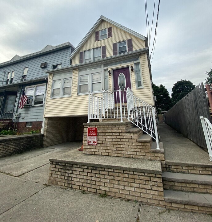 36 W 27th St in Bayonne, NJ - Building Photo