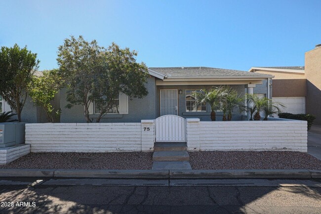 2929 E Broadway Rd in Mesa, AZ - Building Photo - Building Photo