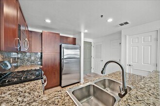 150 Las Vegas Blvd N in Las Vegas, NV - Building Photo - Building Photo