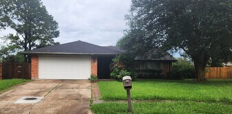 15215 Ensenada Dr in Houston, TX - Building Photo