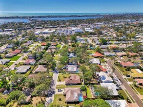 2221 Pine View Cir in Sarasota, FL - Building Photo - Building Photo