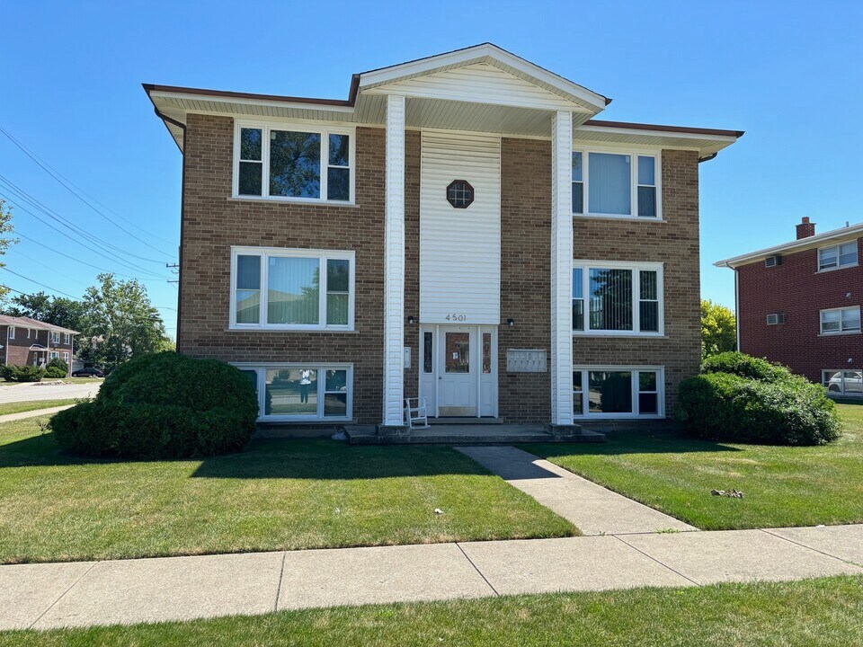 4501 Sunnyside Ave in Brookfield, IL - Building Photo