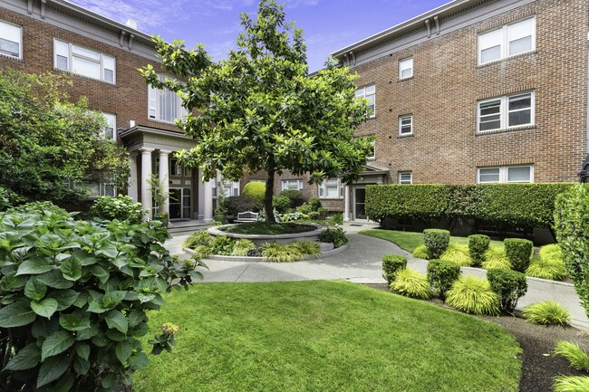 Carolina Court Apartment Homes in Seattle, WA - Foto de edificio - Building Photo