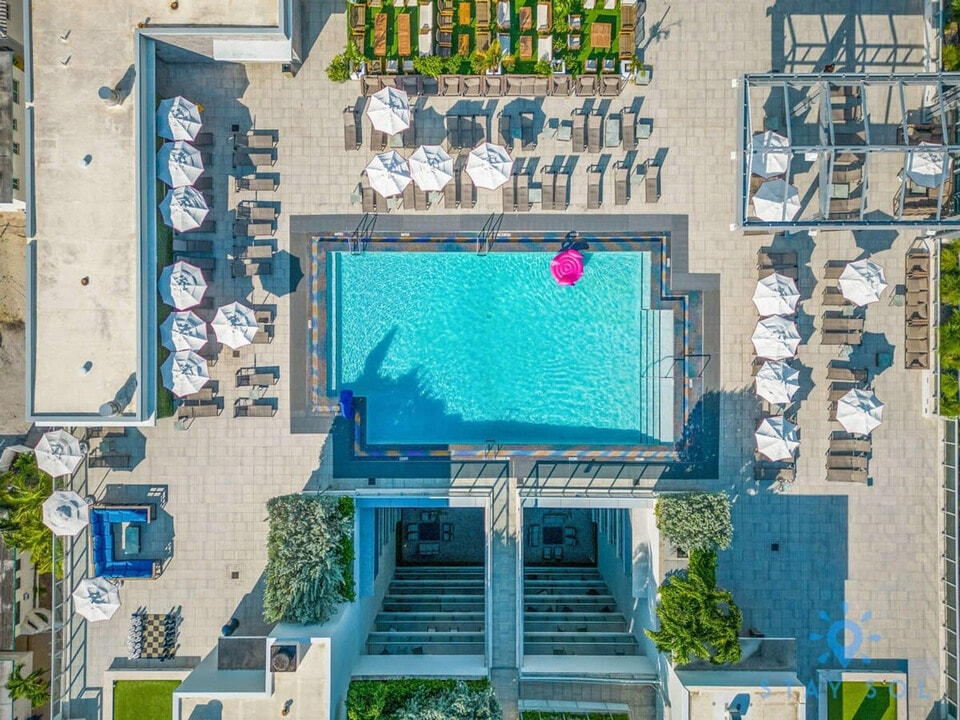 777 N Ocean Dr in Hollywood, FL - Building Photo