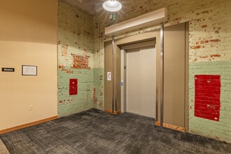 Kansas Avenue Lofts in Topeka, KS - Foto de edificio - Building Photo