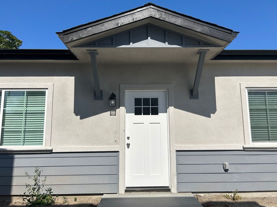 11656 Adenmoor Ave, Unit A in Downey, CA - Building Photo