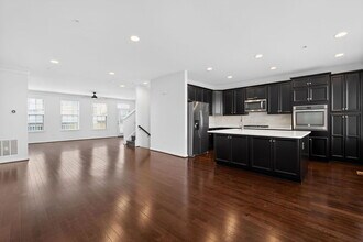 4204 WOODSPRING Ln in Upper Marlboro, MD - Foto de edificio - Building Photo