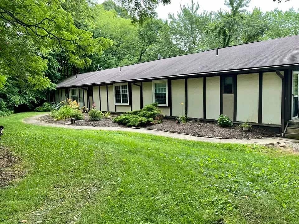 1954 Koons Rd in North Canton, OH - Foto de edificio