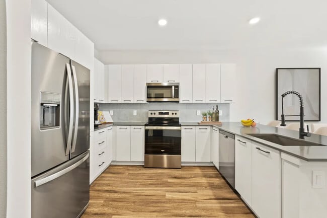 Azalea Luxury Apartments in Tampa, FL - Building Photo - Building Photo