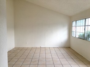 279 N Spruce Ave in Rialto, CA - Foto de edificio - Building Photo